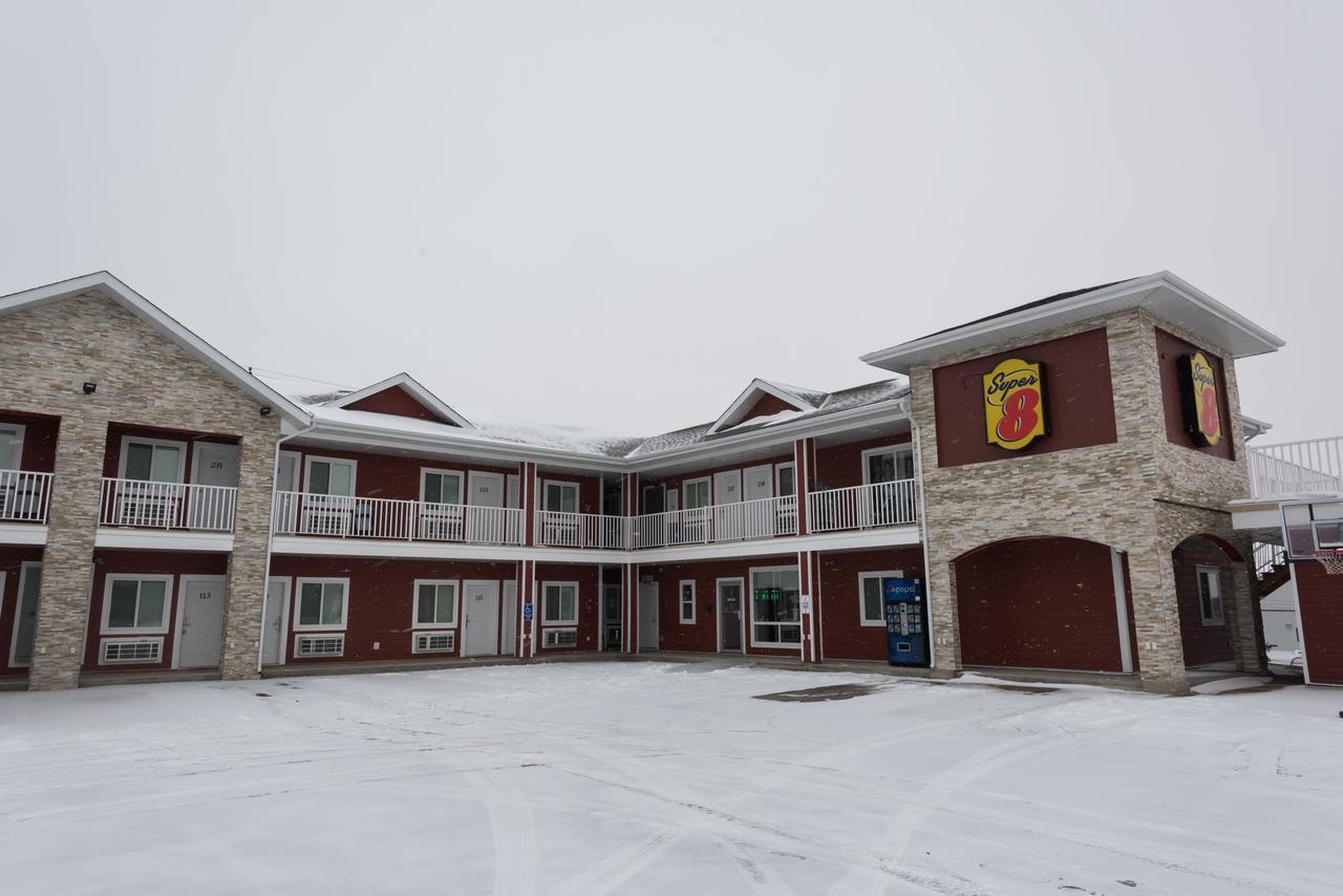 Super 8 By Wyndham Watrous Motel Dış mekan fotoğraf