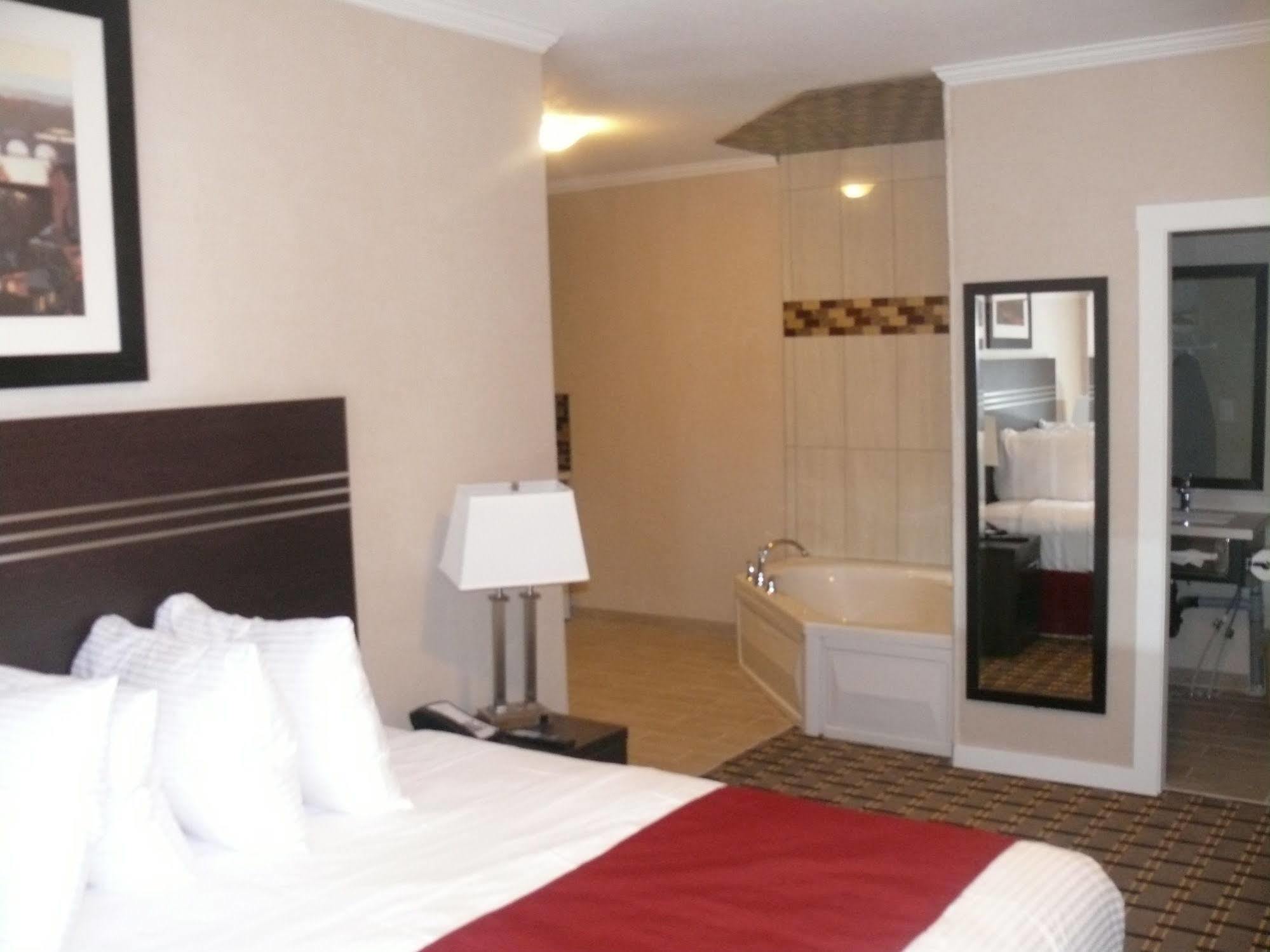 Super 8 By Wyndham Watrous Motel Dış mekan fotoğraf
