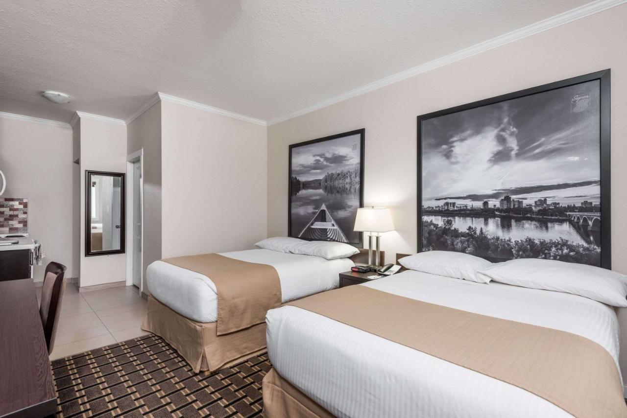 Super 8 By Wyndham Watrous Motel Dış mekan fotoğraf