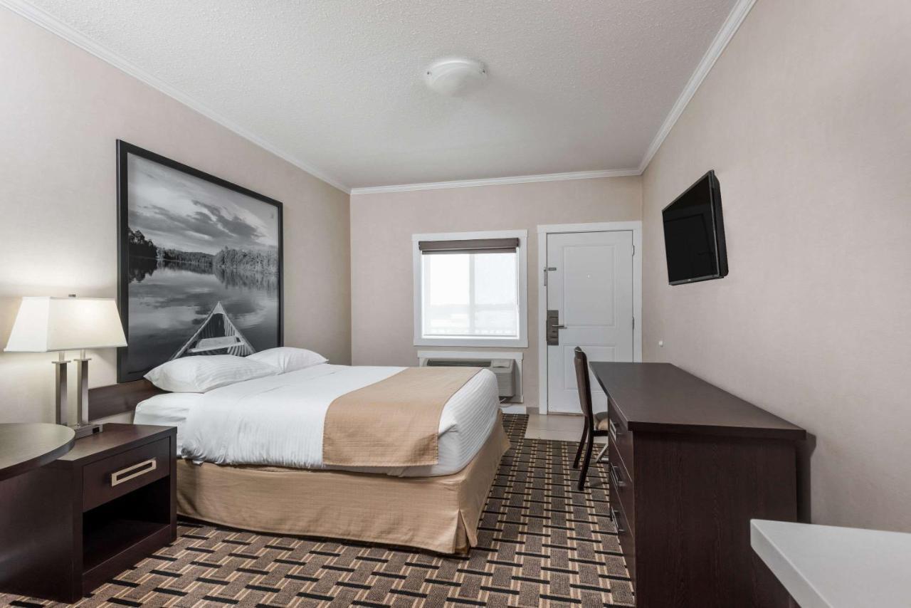 Super 8 By Wyndham Watrous Motel Dış mekan fotoğraf