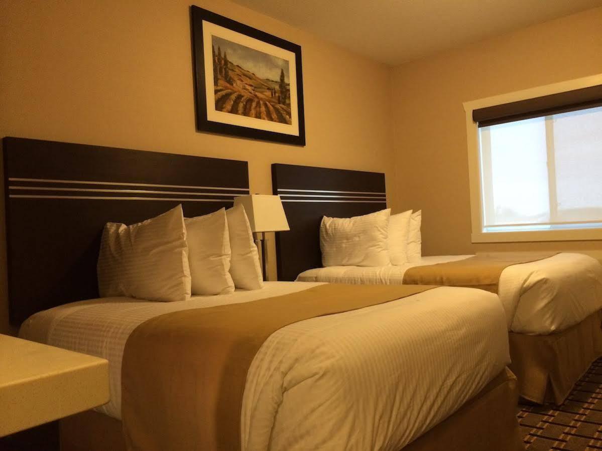 Super 8 By Wyndham Watrous Motel Dış mekan fotoğraf