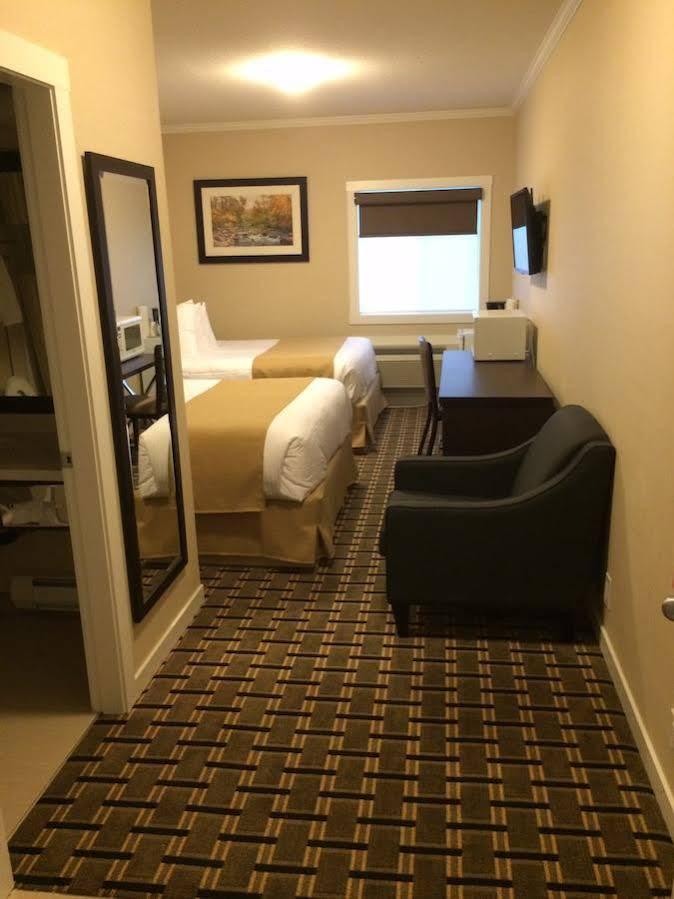 Super 8 By Wyndham Watrous Motel Dış mekan fotoğraf