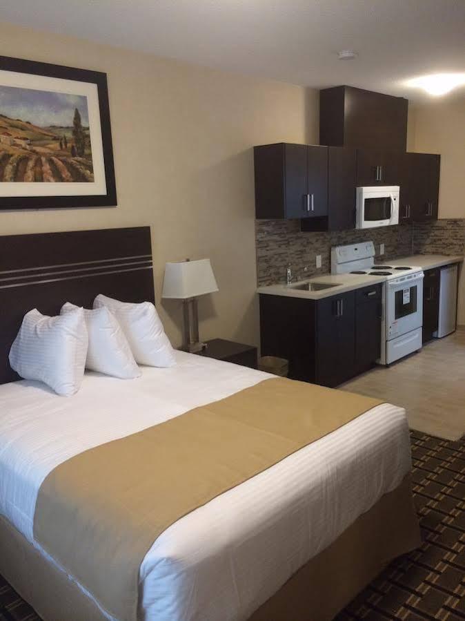 Super 8 By Wyndham Watrous Motel Dış mekan fotoğraf